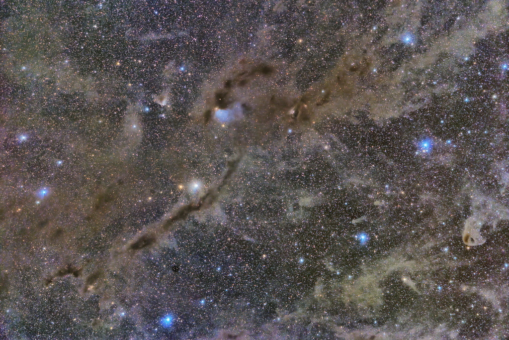 おうし座IC359付近の暗黒星雲